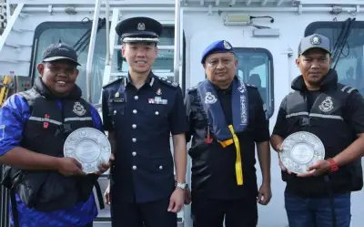 Dua rakyat Malaysia terima anugerah bantu polis Singapura pulihkan bot dicuri