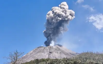Gunung Berapi Indonesia Meletus, Tutup Lapangan Terbang Tempatan