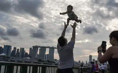 Penduduk Singapura kekal bujang lebih lama, kurang anak dilahirkan
