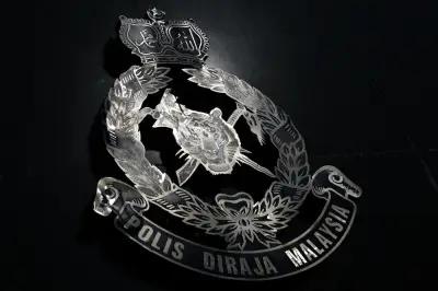Pertikaian pewarisan kerabat Negeri Sembilan semakin memuncak apabila sidang majlis bermula dengan sekatan polis