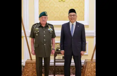 Raja Malaysia terima Ketua Hakim Negara, Panglima Tentera Darat di Istana Negara