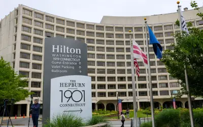 Trump kembali ke hotel Washington di mana cubaan bunuh digagalkan