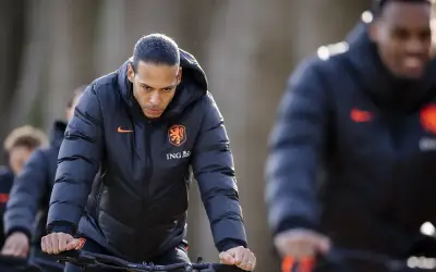 Van Dijk kritik rehat minum wajib Piala Dunia