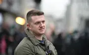 Aktivis anti-Islam UK Robinson ditahan sebentar di bawah undang-undang keganasan