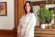 Anne Hathaway hamil anak ketiga, kongsi video di Instagram