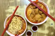 Asia Laksa Restaurant di Senawang Hidang Laksa Kari Pekat dengan Yong Liew dan Ayam