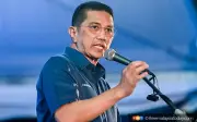 Azmin boleh jadi penghubung Bersatu-PH jika Muhyiddin berundur, kata penganalisis