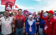 Calon lawan bertukar senyuman mesra di pasar malam Johor