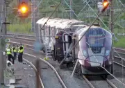 Dua kereta api bertembung di utara London, seorang maut