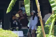 Dua Lipa dan Callum Turner tiba di Sicily untuk sambutan perkahwinan