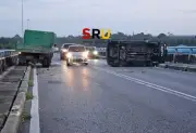 Dua maut tercampak dari Myvi dalam nahas dengan lori di Jambatan Batang Sadong