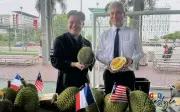 Duta Perancis jatuh cinta dengan durian selepas tiga cubaan