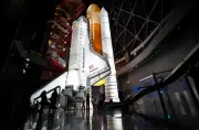 Endeavour dipamer secara menegak di pusat sains California
