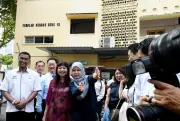 Fadhlina serah surat kelulusan bangunan baharu SJKC Heng Ee