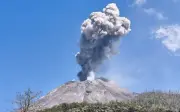 Gunung Berapi Indonesia Meletus, Tutup Lapangan Terbang Tempatan