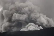 Gunung Lewotobi Laki-Laki di Indonesia meletus beberapa kali, tutup lapangan terbang
