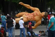 Guru bantah upah, tumbangkan patung pemain bola di Mexico City