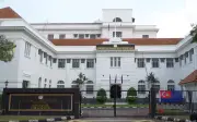 Guru didakwa amang seksual murid, simpan bahan lucah