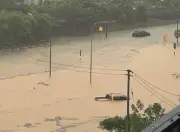 Hujan Lebat Punca Banjir Kilat di Bintulu, Kenderaan Terdampar
