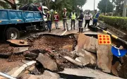 Jalan di Melaka runtuh selepas kerja gentian optik pecahkan paip