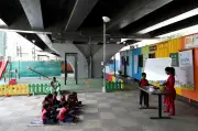 Kelas Gembira di Bawah Jambatan: Kontena Warna-warni Jadi Sekolah Kanak-kanak Jalanan Mumbai