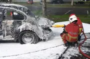 Kereta Volkswagen Beetle musnah dalam kebakaran di bawah jejantas Satok