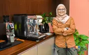 Kopi sebagai Jambatan Inklusif: Hamizah Hamzah Buka Peluang Pekerjaan untuk Neurodivergen