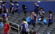 Lelaki Jepun disuruh bersih di rumah, bukan hanya di Piala Dunia