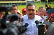 Loke jemput Onn Hafiz naik KTM Komuter, tak kisah duduk sebelah walaupun ditolak