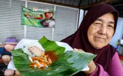 Mak Yah Kekalkan Harga Nasi Dagang RM2 Lebih Sedekad