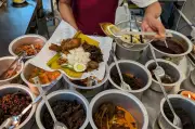 Nasi Lemak Pak Man: Hidangan 'Sambal Paru' dan 'Rendang Ayam' di Damansara Utama