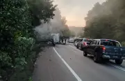 Pasukan Hazmat Dikerahkan Selepas Lori Tangki Terbalik di Cherating, Asid Hidroklorik Tiris ke Kawasan Bakau