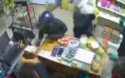 Pekerja Kedai Runcit Cedera Dikenakan Pedang dalam Rompakan