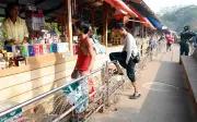 Pelarian Myanmar di Thailand dapat pekerjaan, model untuk Asia