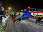 Pemandu maut selepas disyaki serangan jantung, Proton Saga terbalik di Kota Tinggi