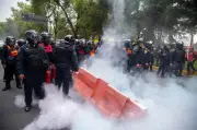 Pembuka Piala Dunia Dihiasi Pergaduhan Antara Guru dan Polis di Azteca