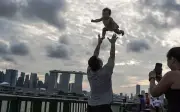 Penduduk Singapura kekal bujang lebih lama, kurang anak dilahirkan