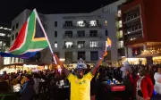 Penyokong Afrika Selatan Raikan Kejayaan ke Pusingan Kalah Mati Piala Dunia