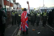 Protes di UK: Pelajar mati dibogel, diborgol polis selepas ditikam