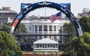 Pukulan politik sebelum UFC di Rumah Putih Trump
