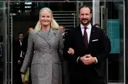 Putera Mahkota Norway kurangkan tugas rasmi demi isteri yang tunggu pemindahan paru-paru
