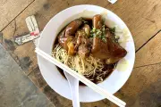 Rahsia Mee Hakka di Cheras Batu 11: Kaki Babi Rebus yang Kaya dan Kenyal