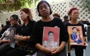 Ratusan rakyat Thailand berkumpul di istana sementara menunggu jenazah puteri