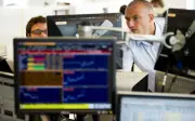 Saham merosot selepas rundingan AS-Iran tertangguh, yen hampiri paras terendah 40 tahun