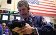 Saham Stabil Selepas Kejatuhan Teknologi, Brent Jatuh Bawah US$75