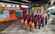 Sekolah di bawah jambatan angkat taraf hidup kanak-kanak jalanan India