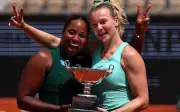 Siniakova dan Townsend Juara Beregu Wanita Terbuka Perancis