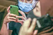 Telefon pintar punca utama penurunan kadar kelahiran global, kata kajian