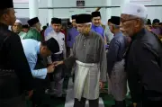 Tuanku Muhriz tunaikan solat Jumaat di Masjid Kariah Gunung Pasir