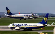 UK siasat Ryanair berhubung bayaran ibu bapa duduk dengan anak